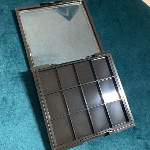 Set of 2 Empty Palettes - Picture 2 of 4